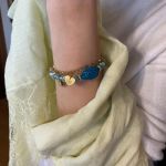 Βραχιόλι από αχάτες aquamarine-white,  με χρυσές ατσάλινες καρδιές και ημιπολύτιμη χάντρα δάκρυ.