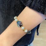 Βραχιόλι με μεγάλα blue black κρύσταλλα και καρδιές tiny επίχρυσες.