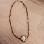 Κολιέ με sliders pave strass  μπέζ χαολίτη, καφέ αχάτες και χρυσούς αιματίτες.