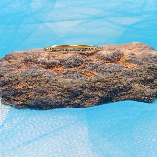 Ατσάλινη βέρα με strass.