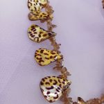 Μοντέρνο, νεανικό και πρωτότυπο κολιέ animal print.