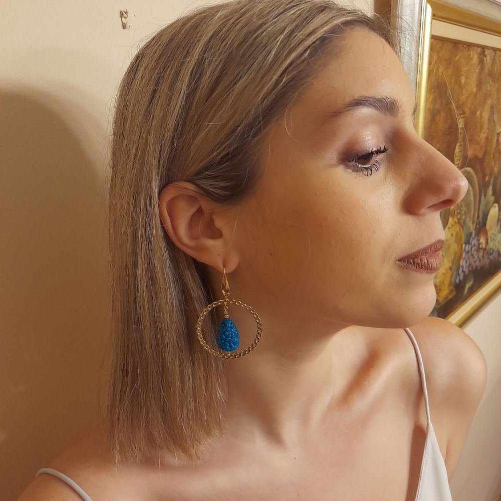Σκουλαρίκια κρίκοι με στοιχείο δάκρυ από ημιπολύτιμη πάστα.