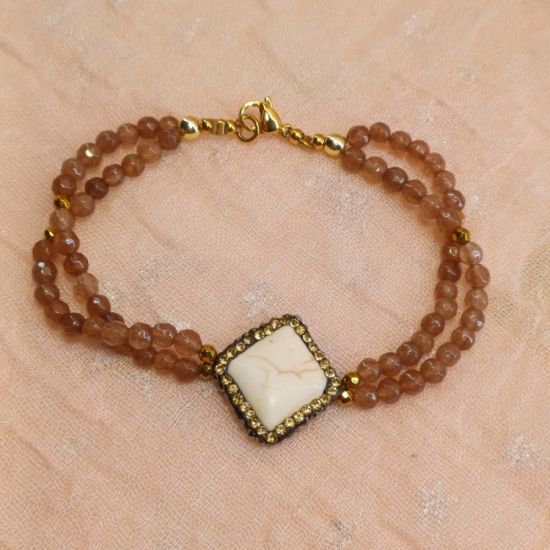 Βραχιόλι με slider χαολίτη μπεζ και pave strass, αχάτες καφέ και χρυσούς αιματίτες.