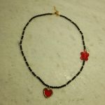 Κολιέ με κόκκινη καρδιά και κόκκινη χελωνίτσα, με κρυστάλλινες χάντρες.