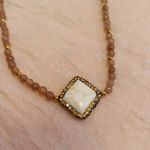 Κολιέ με sliders pave strass  μπέζ χαολίτη, καφέ αχάτες και χρυσούς αιματίτες.