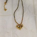 Σικάτο και πολύ ποιοτικό κολιέ από ημιπολύτιμους τεραχίτες σε μαύρο- χρυσό και κεντρικό στοιχείο ορειχάλκινη επιχρυσωμένη 24 Κ καρδιά boul.