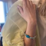 Βραχιόλι από αχάτες aquamarine-white,  με χρυσές ατσάλινες καρδιές και ημιπολύτιμη χάντρα δάκρυ.