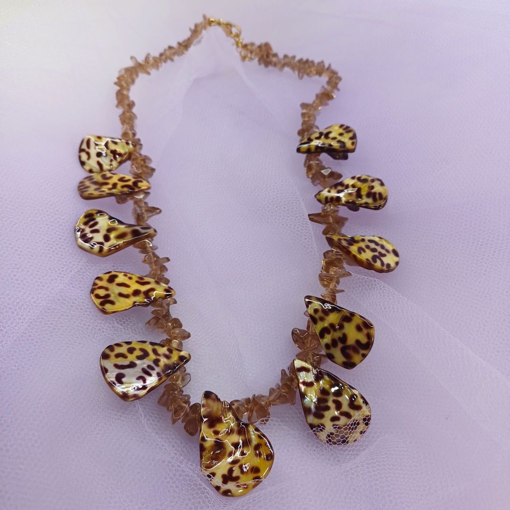 Μοντέρνο, νεανικό και πρωτότυπο κολιέ animal print.