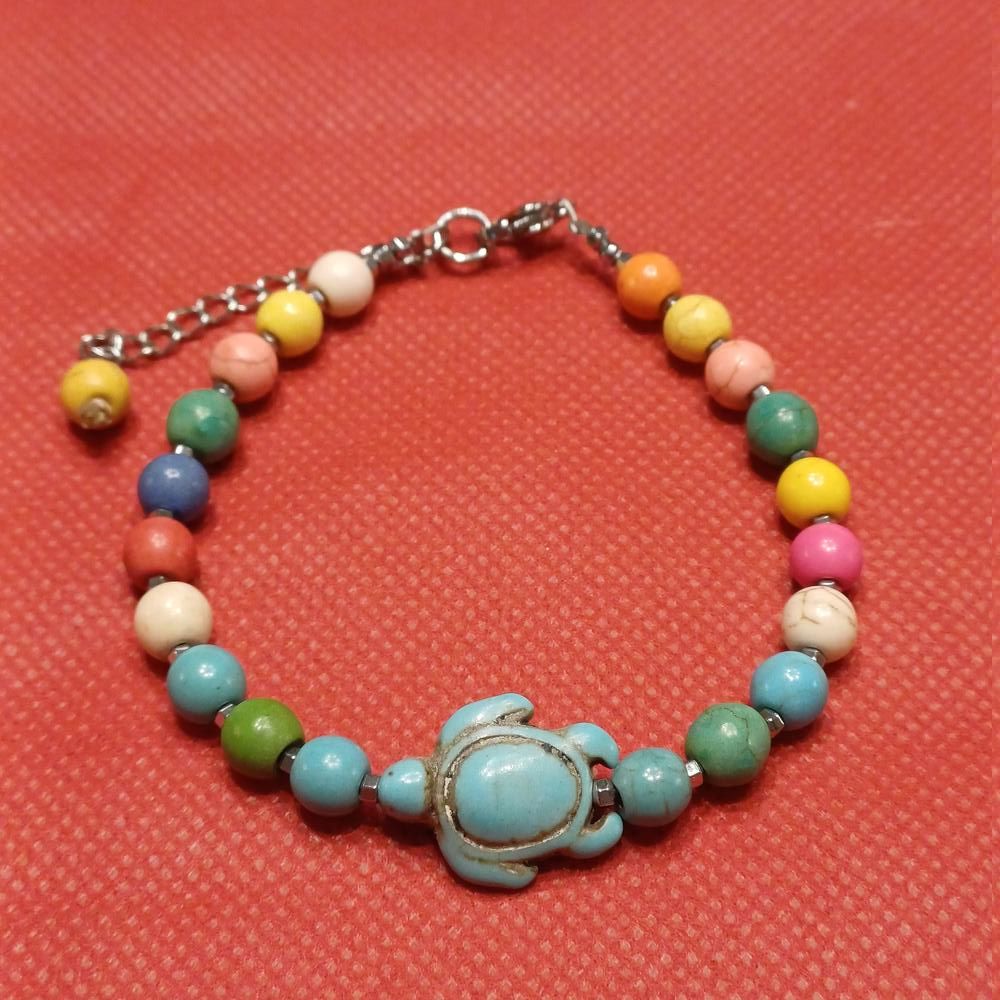 Βραχιόλι από πολύχρωμους χαουλίτες ασημένιους αιματίτες και στοιχείο χελώνα από χαουλίτη.