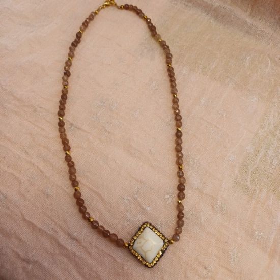 Κολιέ με sliders pave strass  μπέζ χαολίτη, καφέ αχάτες και χρυσούς αιματίτες.