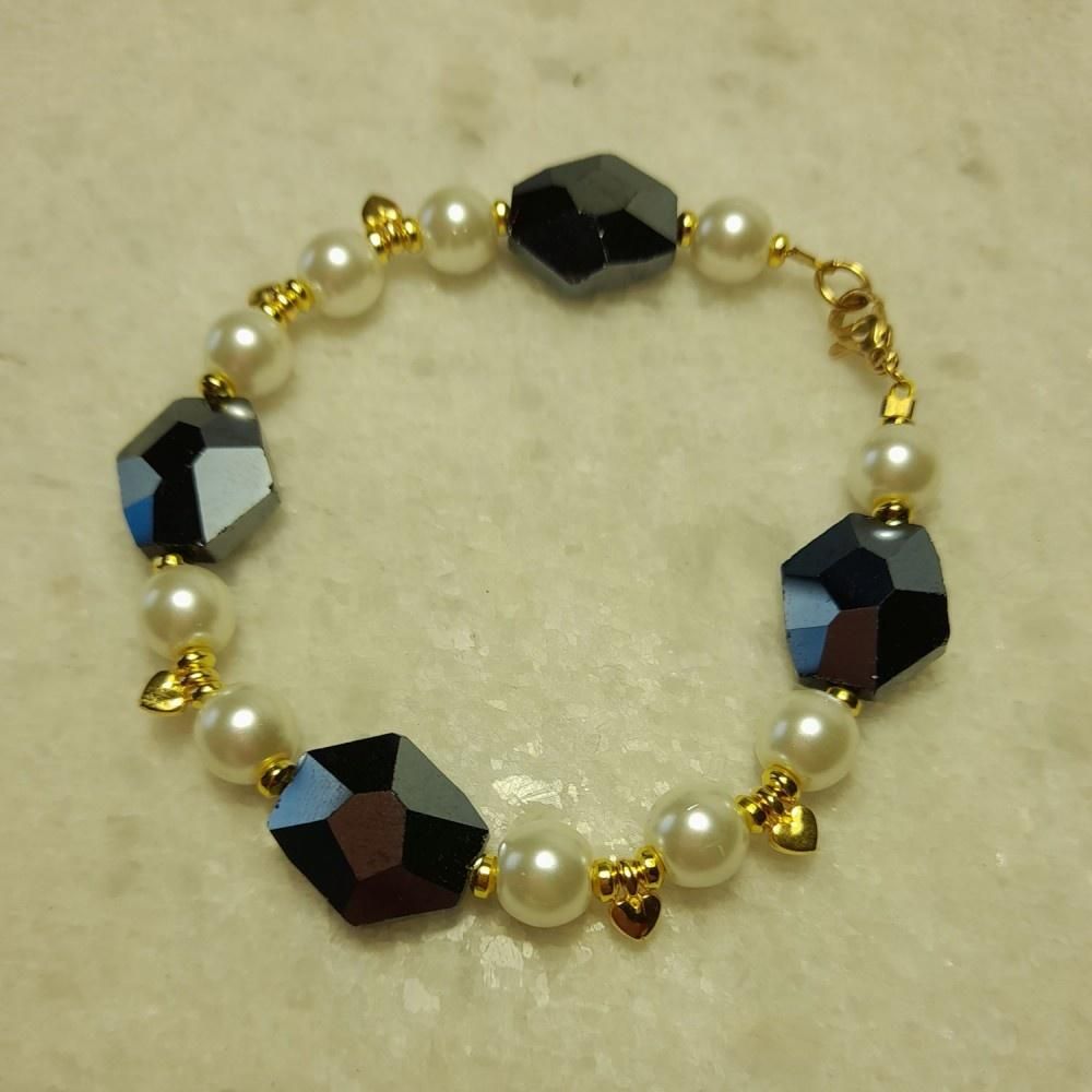 Βραχιόλι με μεγάλα blue black κρύσταλλα και καρδιές tiny επίχρυσες.