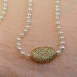 Κολιέ με sell pearl ημιπολύτιμες πέτρες, χρυσούς αιματίτες και μοτίφ επίχρυσο με λευκά ζιργκόν.